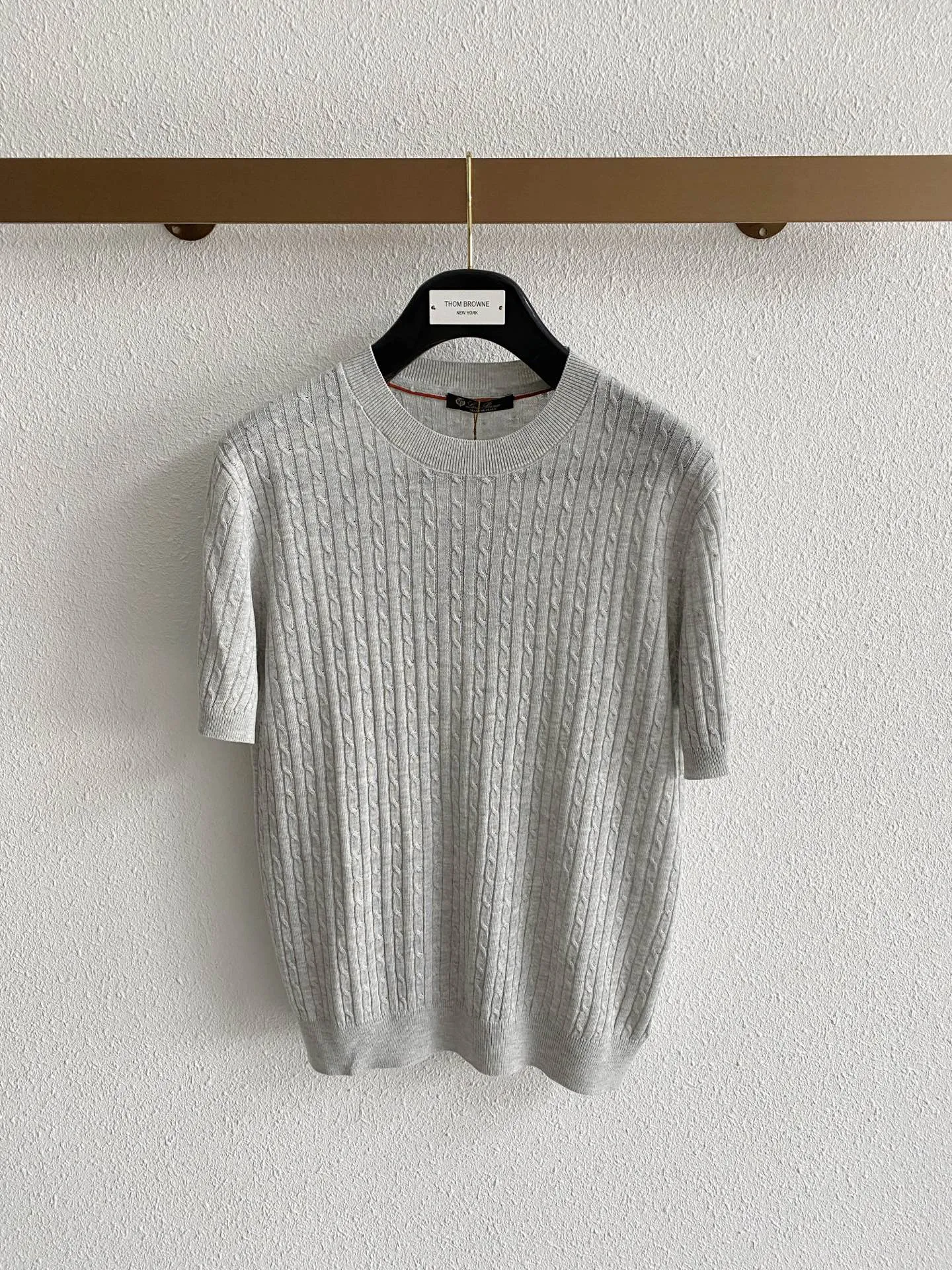 Loro Piana's entire piece of clothing is made of vertical twist cable weaving, with a retro sense of sophistication. Compared with smooth ordinary T-shirts, it has a stronger texture and high-end feel, and is also visually slimmer. There is the brand's iconic Red webbing on the inside of the collar, which is a common detail design of LP. It is low-key and noble, and it also embodies the "logo-free high-end feeling". Sizes:M-3XL